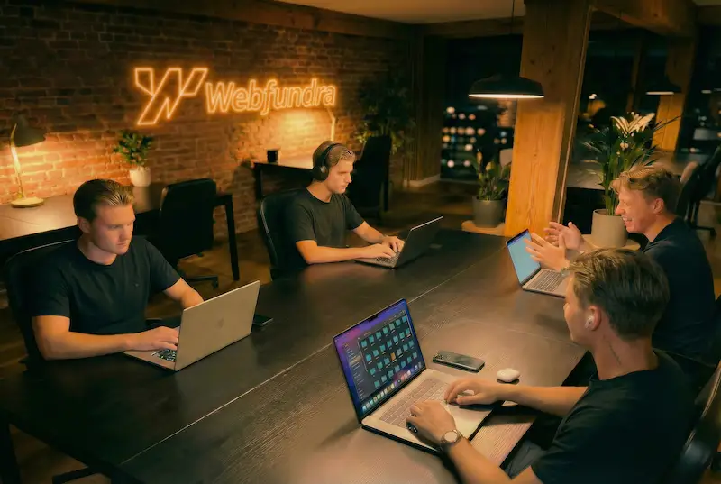Het WebFundra-team aan het werk